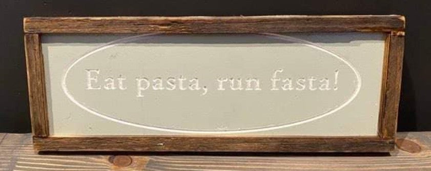 Morsomt skilt med rustikk ramme – Eat pasta, run fasta!