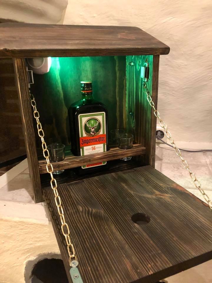 "Fuglekasse" – med plass til flaske og shotglass