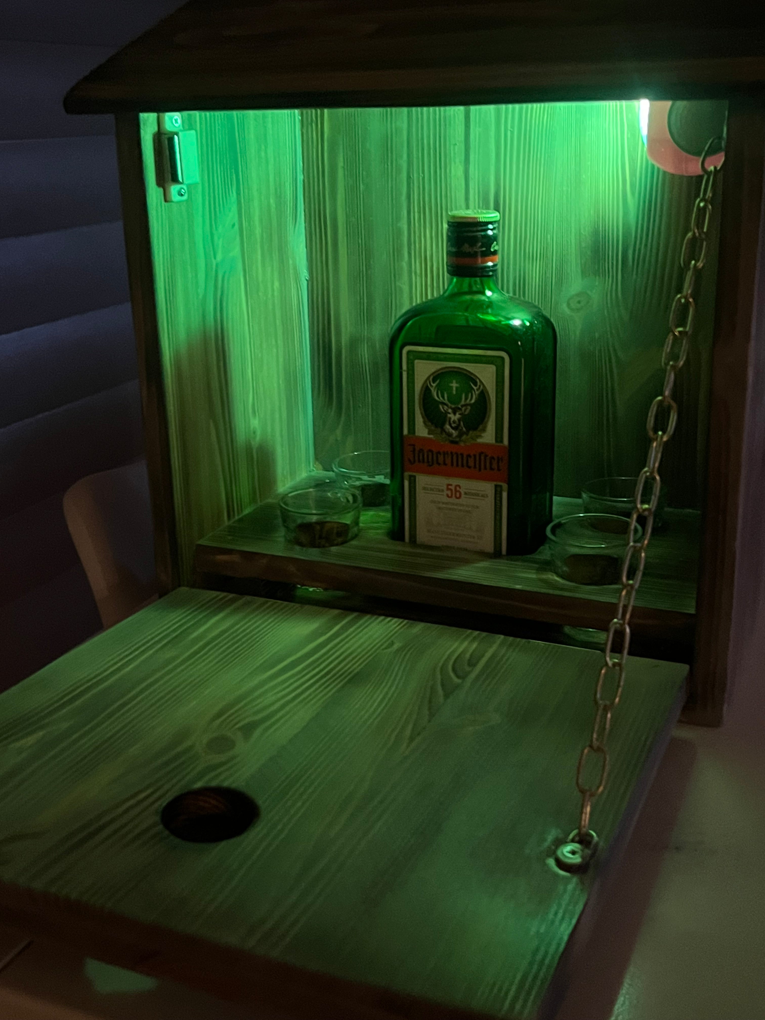 "Fuglekasse" – med plass til flaske og shotglass