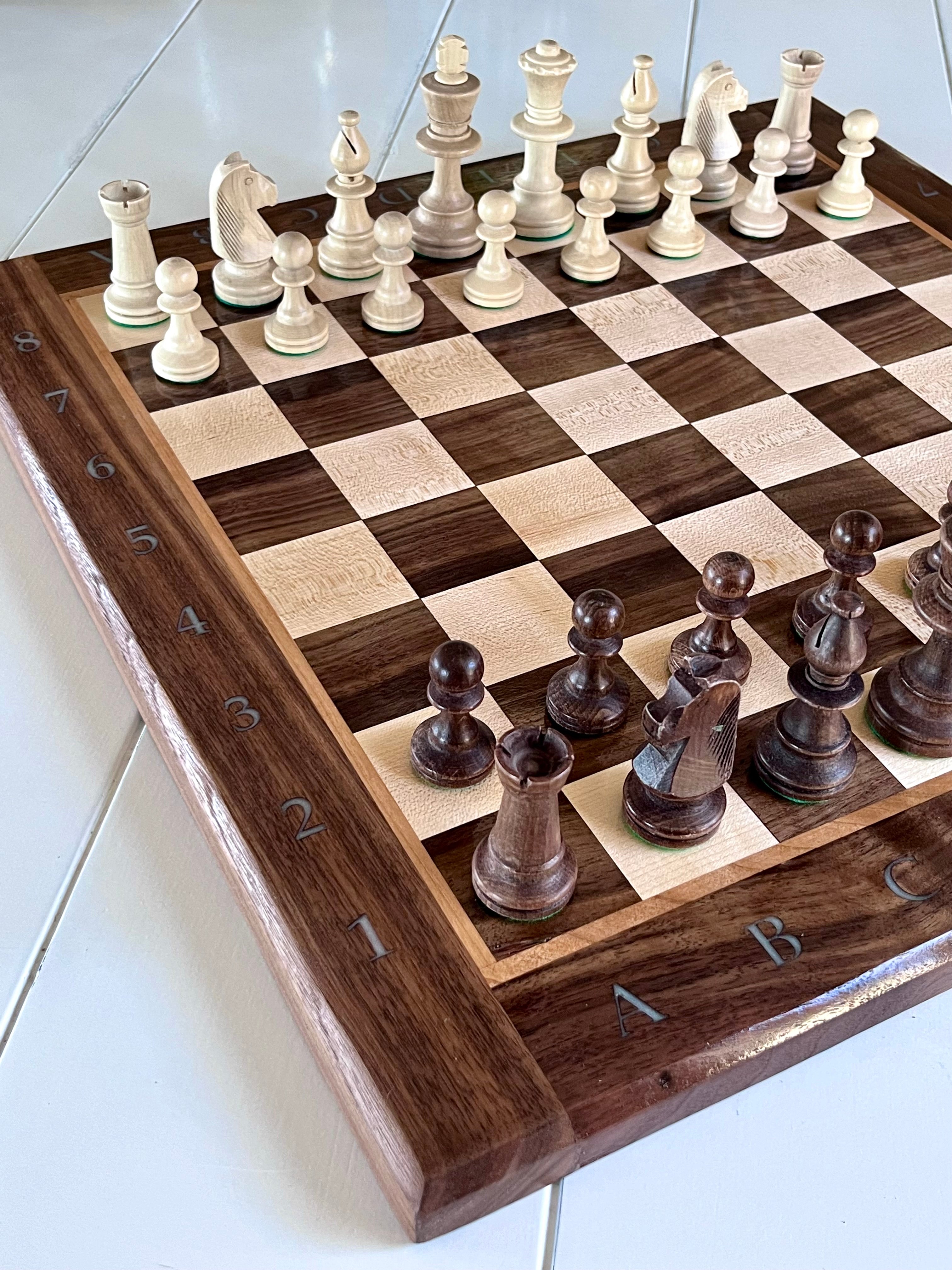 Eksklusivt håndlaget sjakkbrett – i valnøtt og lønn