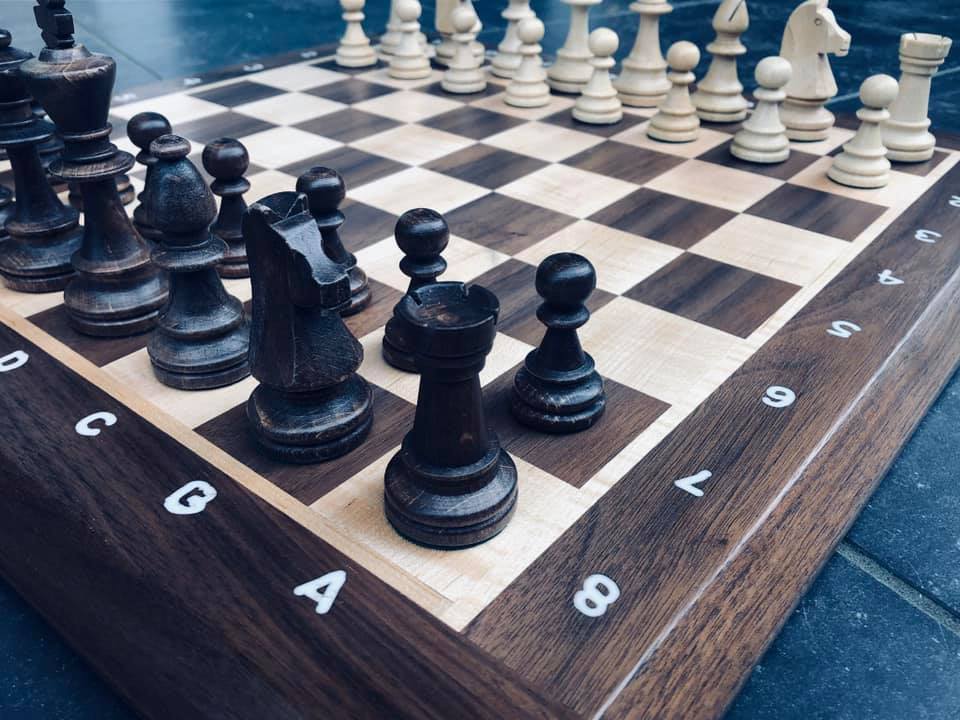 Eksklusivt håndlaget sjakkbrett – i valnøtt og lønn