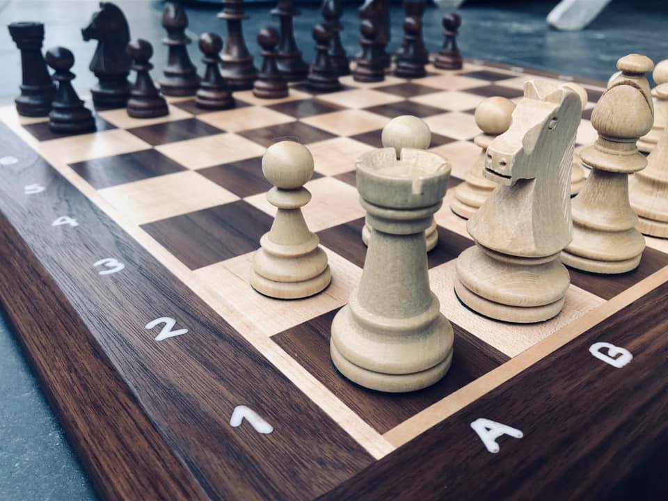 Eksklusivt håndlaget sjakkbrett – i valnøtt og lønn